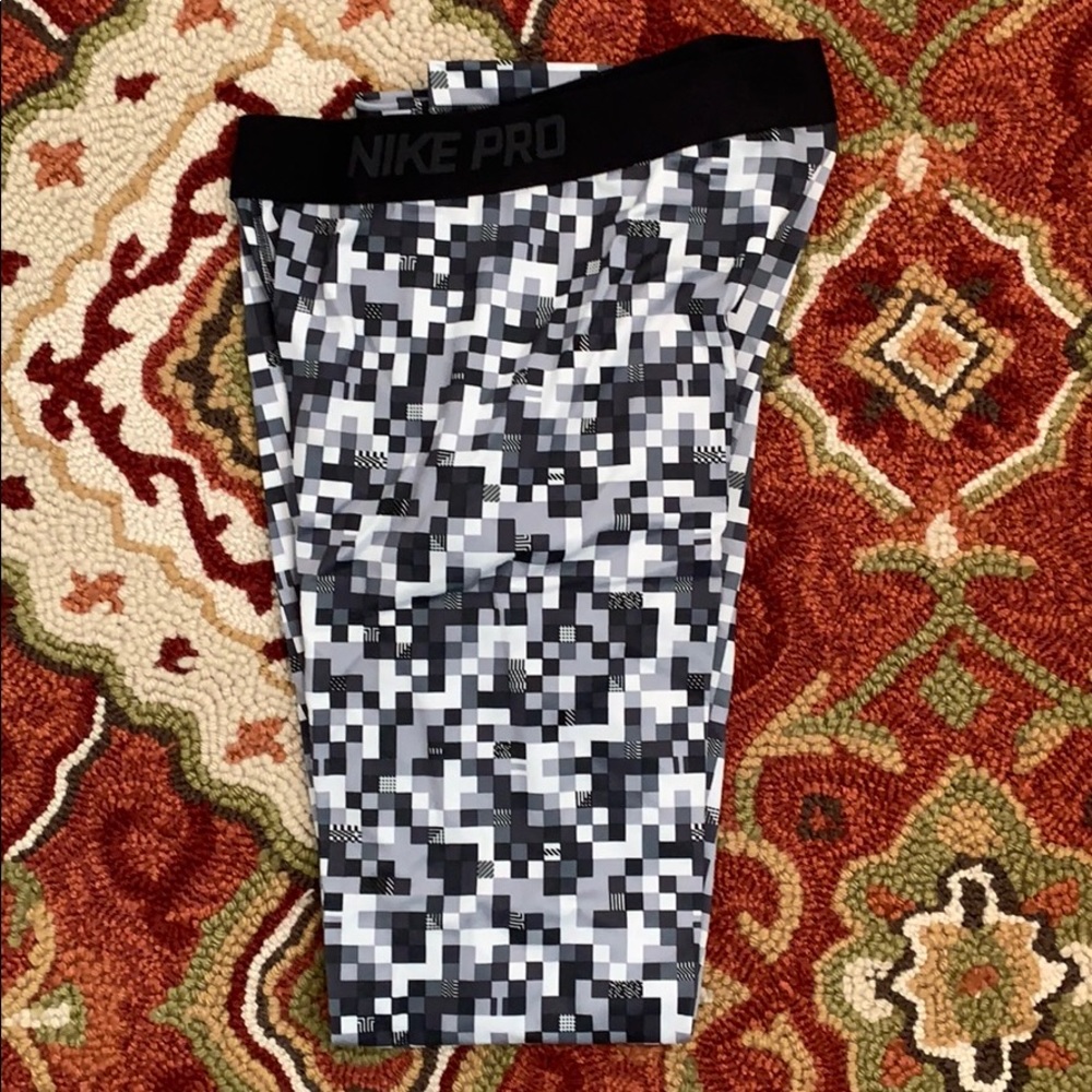 Nike pro checkered leggings